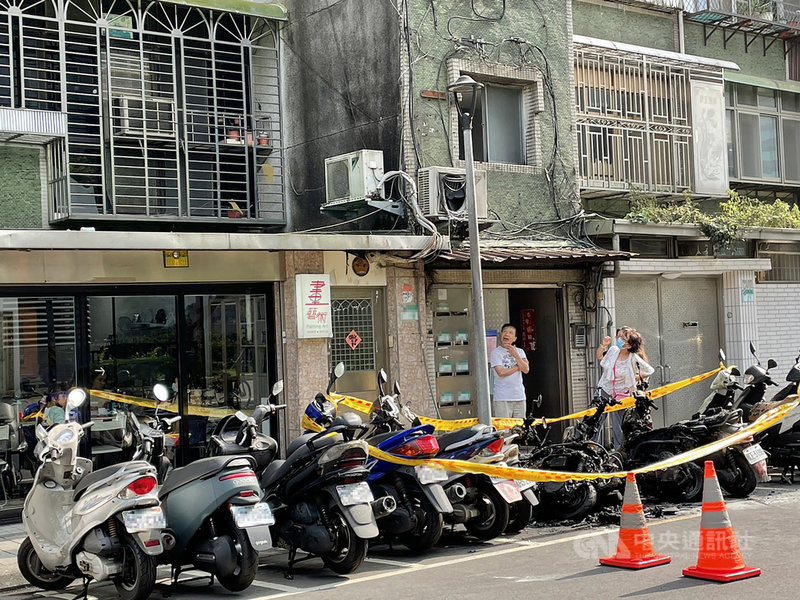 台北市警消12日下午獲報,指信義區莊敬路423巷發生機車起火案件,現場停放機車共有8輛被燒毀,火勢還延燒建物1樓的冷氣室外機,幸未釀傷亡。(翻攝照片)中央社記者黃麗芸傳真 110年5月12日