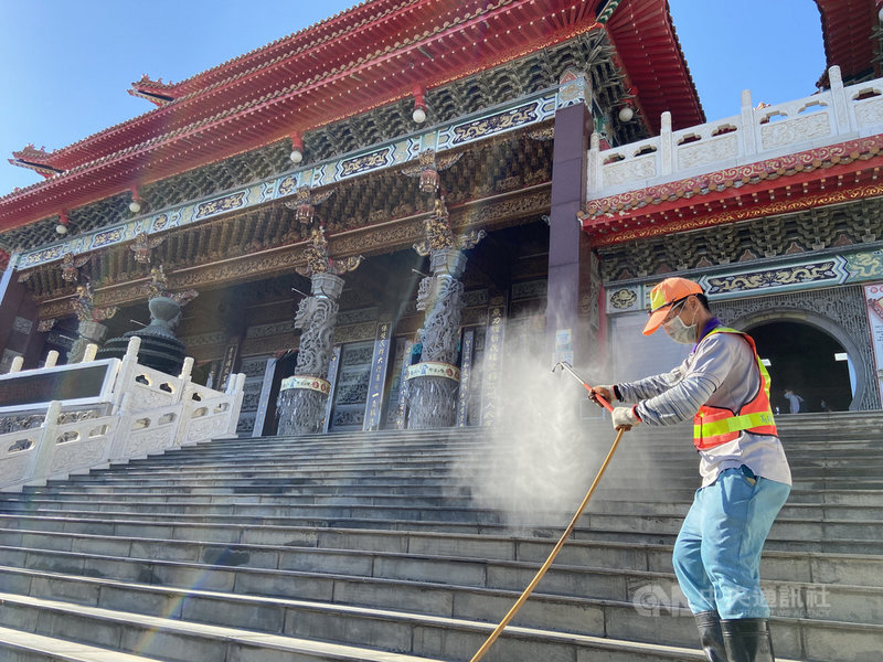 中央流行疫情指揮中心12日證實,一名在基隆確診武漢肺炎個案曾參加南部進香團造訪多處廟宇,細節仍在調查釐清;指揮中心強調,個案足跡應該以指揮中心公布為準。圖為高雄金獅湖保安宮下午加強環境噴消。中央社記者董俊志攝 110年5月12日