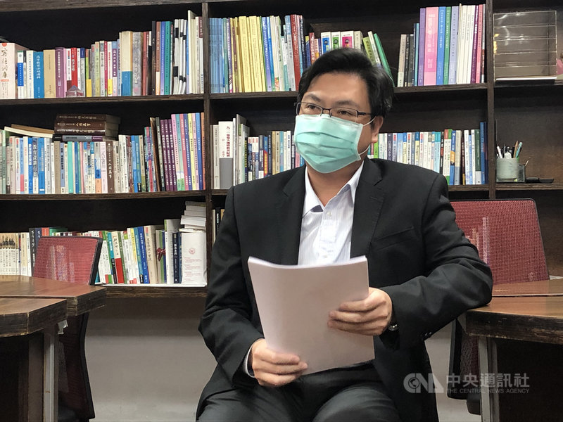 台灣的武漢肺炎疫情警戒提升到第2級。教育部主任秘書廖興國12日表示,15、16日舉辦的國中教育會考,會依照中央流行疫情指揮中心指示,做好相關防疫措施,包括全面量測體溫、加強消毒、增設乾洗手等。中央社記者陳至中攝 110年5月12日