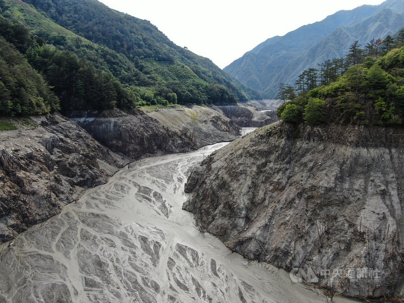 旱象嚴峻，德基水庫12日蓄水率降至2.77%，放水閘門11日晚間已關閉，停止放水。圖為德基水庫集水區缺水乾涸。中央社記者王騰毅攝 110年5月12日