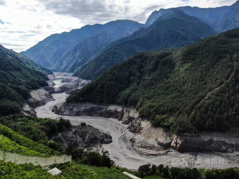 因久旱少雨,台中和平山區農地日漸轉乾,德基水庫附近農友指出,德基水庫中上游的溪流目前幾乎都快沒水。大甲溪發電廠12日指出,德基水庫蓄水率降至2.77%,已停止供水。5月初時德基水庫集水區已經近乎乾涸。中央社記者王騰毅攝 110年5月12日