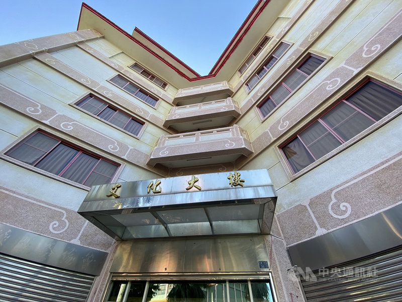 一名確診武漢肺炎個案曾參加南部進香團,中央尚未公布確切足跡。高雄市府12日指出,個案除造訪高雄兩處廟宇,也夜宿香客大樓,相關消毒工作今日內會完成。圖為高雄金獅湖保安宮附設文化大樓,有提供香客住宿服務。中央社記者董俊志攝 110年5月12日