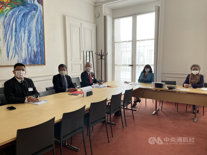 駐法代表吳志中(中)12日受邀出席由議員米歇爾-巴薩(右1)及伊斯娜(右2)主持的國民議會「印太區域國防機遇」諮詢小組聽證會,闡述台灣在印太地區的主張與角色。(駐法國代表處提供)中央社記者曾婷瑄巴黎傳真 110年5月12日