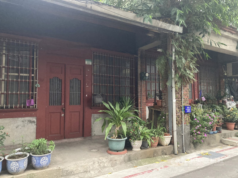 台北市文資會通過大同區迪化街二段4棟建於清朝的老房子不具文資潛力,當地居民樂見終於可順利都更,不過也有學者大嘆可惜。中央社記者陳昱婷攝 110年5月12日