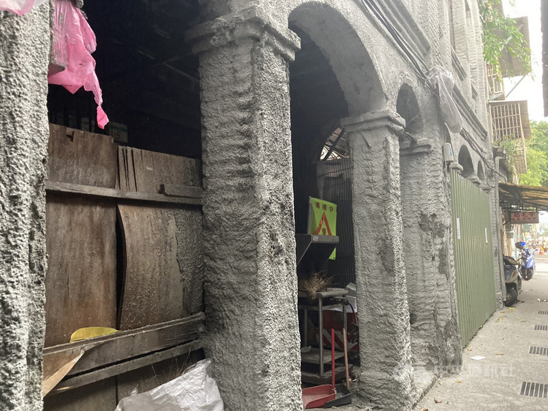 台北市文資委員日前赴大同區迪化街二段4棟建於清朝的老房子現場會勘時發現,房屋結構堪慮,且於環河北路側立面被以補強為由遭噴砂漿,街道紋理也隨著時代變遷,已流失原沿河面貌。中央社記者陳昱婷攝 110年5月12日