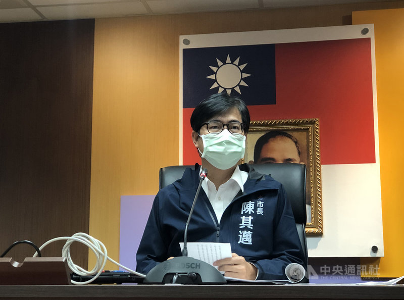 國內疫情升溫,針對雙北地區啟動防疫2.0等加嚴措施,高雄市長陳其邁12日表示,高雄將視後續發展做決定,若有新增確診個案,防疫會升級;若平安渡過,市府將以目前防疫措施因應,包括23家專責醫院設置疫情戶外問診區、調整動線並鼓勵施打疫苗等。中央社記者侯文婷攝 110年5月12日