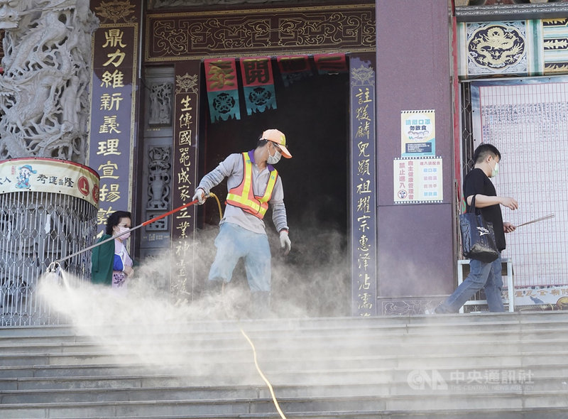 一名確診武漢肺炎的基隆婦人日前曾到高雄2處廟宇進香,高雄市長陳其邁12日下午說明,初步已匡列56名接觸者,消毒工作今天內完成。圖為高雄金獅湖保安宮加強環境噴消。中央社記者董俊志攝 110年5月12日