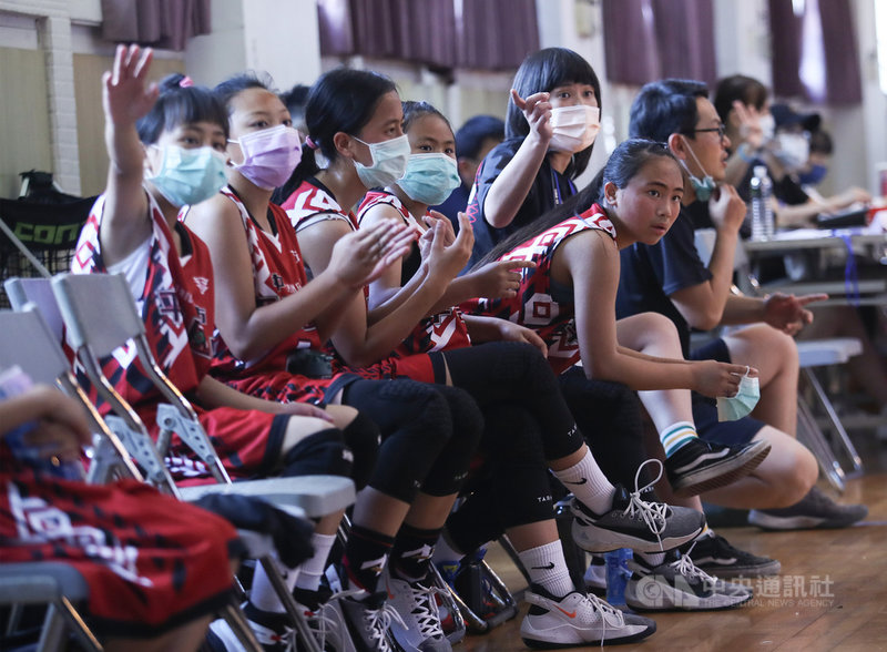 109學年度國民小學籃球聯賽12日預賽,台中平等國小女籃隊(紅衣)以20比30輸給台南協進,無緣晉級。比賽一路從領先到落後,就算是落後達20分,場邊卻聽不到教練的責罵聲,只要平等國小一進球,場邊板凳席就以掌聲回應場上球員表現,展現全隊上下一條心。中央社記者張新偉攝 110年5月12日