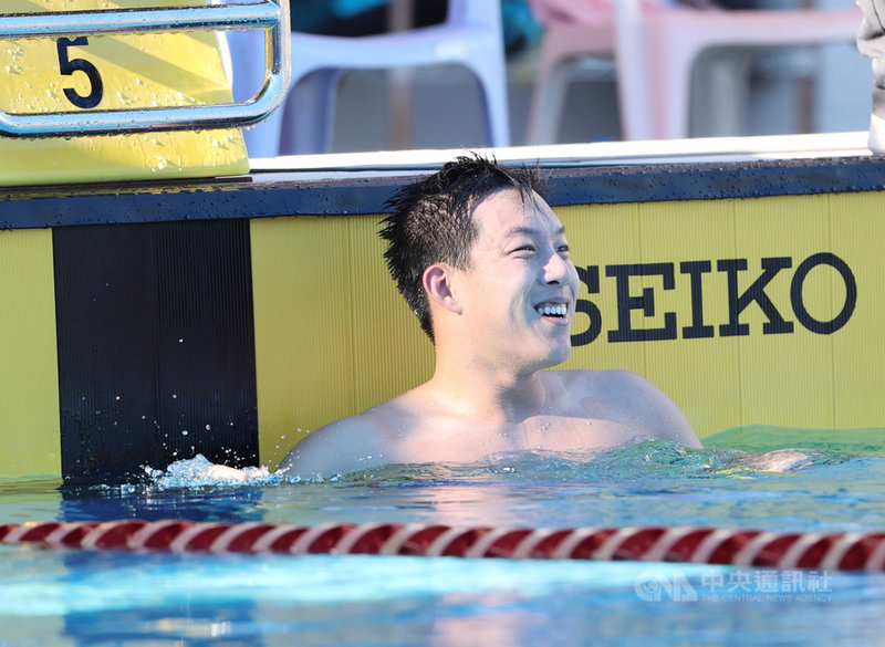 游泳好手黃國庭12日在110年全國大專校院運動會游泳男子1500公尺自由式決賽,以15分21秒73打破全國紀錄,黃國庭看到成績後開心露出笑靨。中央社記者吳家昇攝 110年5月12日