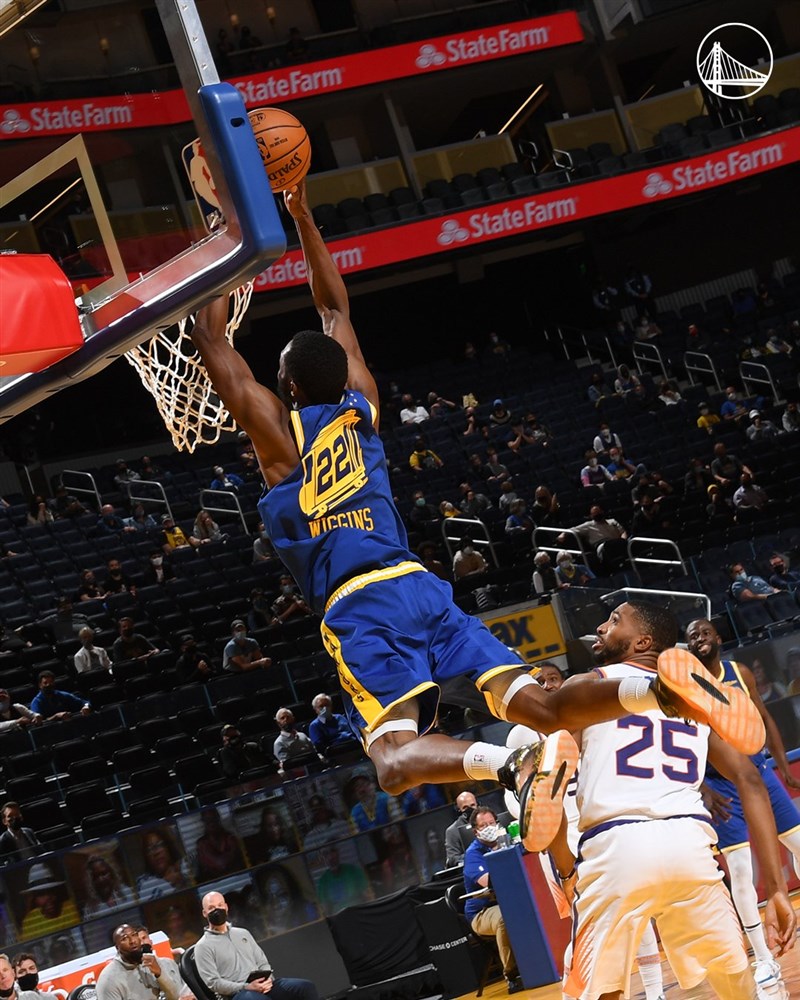 美國職籃NBA金州勇士11日在主場迎戰鳳凰城太陽,靠著魏金斯(灌籃者)、托斯卡納-安德森和波爾在終場前3分鐘內三分球連發,得以逆轉贏球。(圖取自twitter.com/warriors)