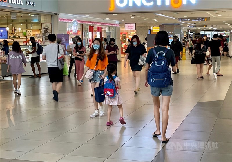 新加坡疫情升溫,8日起實施額外防疫措施,限制社交聚會最多5人,但碧山地鐵站附近的商場人潮未明顯減少。中央社記者侯姿瑩新加坡攝 110年5月8日
