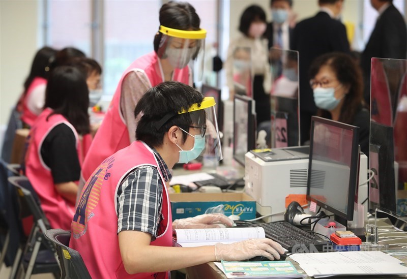 疫情升溫,正值5月綜所稅、營所稅申報期,財政部拍板延長1個月至6月30日止。(中央社檔案照片)