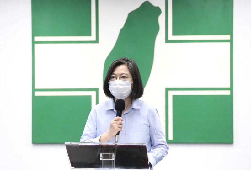 國內疫情升溫,總統兼民進黨主席蔡英文12日在民進黨中常會前發表談話,她表示,「團結防疫守台灣」,相信在大家通力合作之下,能再次度過這波疫情挑戰。中央社記者張皓安攝 110年5月12日