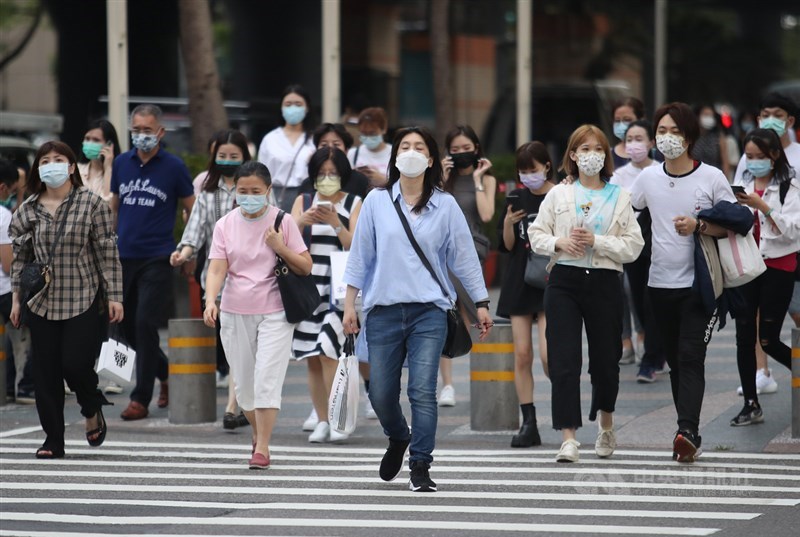 國內本土疫情擴大,中央流行疫情指揮中心指揮官陳時中12日下午公布6大防疫方向,除加強採檢通報、匡列接觸者,也要求全國營業場所務必落實實名制等措施,無法落實將強制停業。圖為12日下午台北街頭民眾幾乎都有戴上口罩。中央社記者張新偉攝 110年5月12日