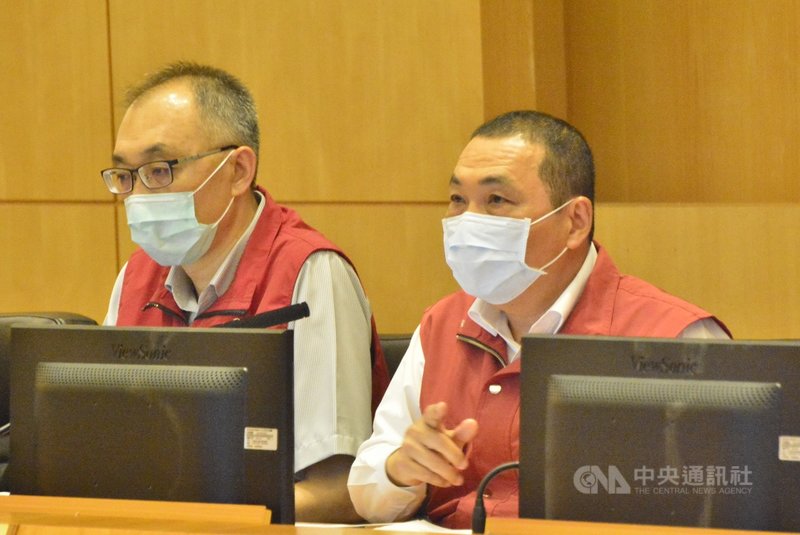 新北市長侯友宜(右)12日表示,疫情顯現社區感染大爆發前兆,有社區隱形傳播鏈未被發現,因應校園安全,6月8日前新北校園不對外開放,畢業典禮改線上等。中央社記者黃旭昇新北攝 110年5月12日