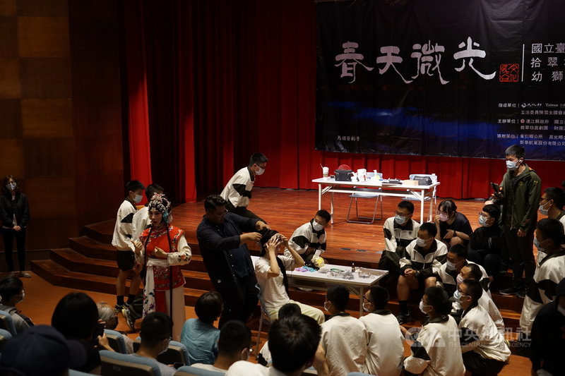 拾翠坊崑劇團11日晚上在馬祖南竿演出,一改平常的崑曲演出形式,從後台解說一路到前台粉墨登場,從「牡丹亭.遊園」的杜麗娘、春香人物容裝形象,解說崑曲素雅登台的美感,帶領地方居民認識崑曲來歷、發展背景與角色頭飾、服裝、扮相等。中央社記者邱筠攝 110年5月12日