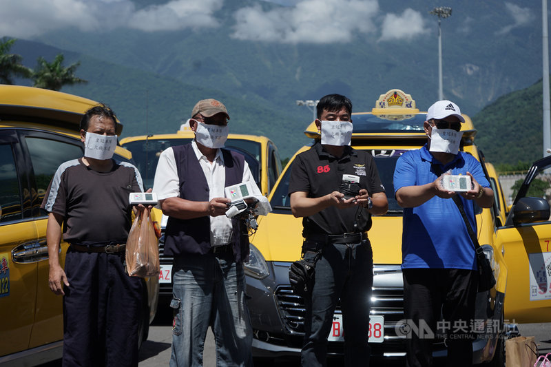 花蓮愛心計程車提供身心障礙者友善乘車服務,12日有數名司機出面指控,車隊收到縣府補助款項卻多次欠款,司機拆除愛心乘車卡刷卡機,揚言將退出車隊。中央社記者張祈攝 110年5月12日