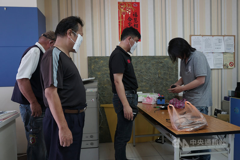 花蓮愛心計程車提供身心障礙者友善乘車服務,12日有數名司機出面指控,車隊收到縣府補助款項卻多次欠款,司機繳回愛心乘車卡刷卡機,退出愛心車隊。中央社記者張祈攝 110年5月12日