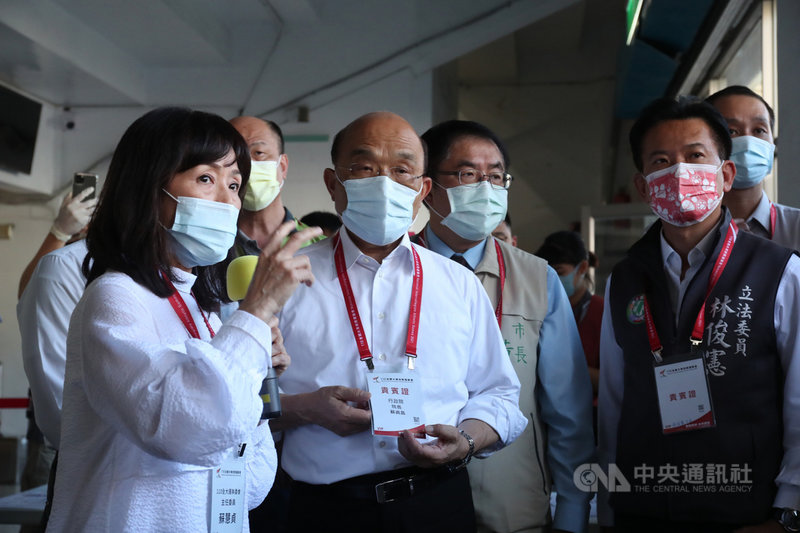 行政院長蘇貞昌(前左2)12日下午由台南市長黃偉哲(右3)等人陪同,前往視察全大運防疫措施,聽取全大運執委會主委蘇慧貞(前左)解說相關防疫作為。中央社記者吳家昇攝 110年5月12日