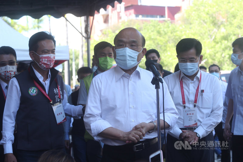 行政院長蘇貞昌(前中)12日下午在台南視察全大運防疫措施,並接受媒體聯訪。中央社記者吳家昇攝 110年5月12日