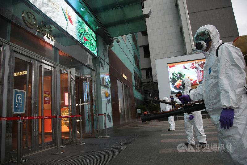 遠東SOGO百貨12日表示，接獲台北市衛生局通知可能有染疫者進入復興館，下午提早在4時30分閉館，進行全面性環境清潔消毒。中央社記者張新偉攝　110年5月12日