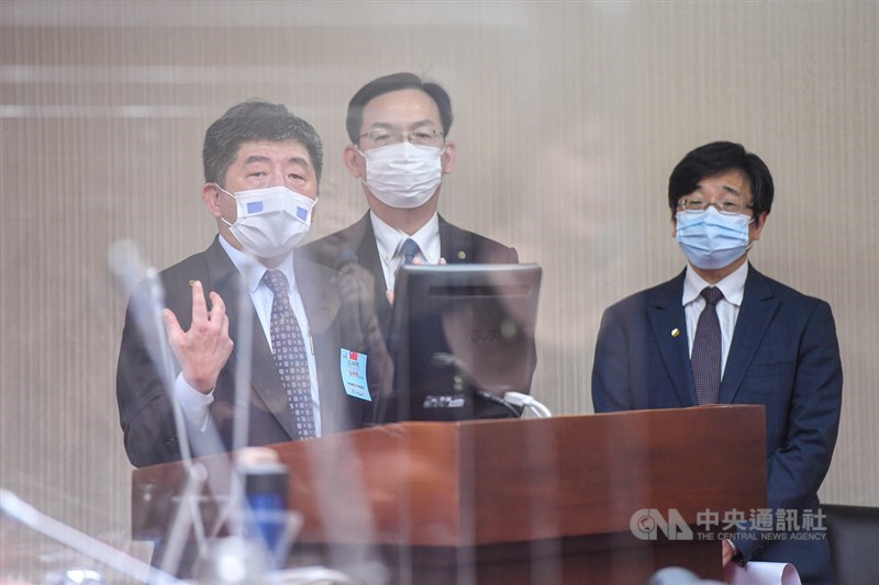 衛福部長陳時中(左起)、民航局長林國顯、疾管署長周志浩等人12日赴立法院社會福利及衛生環境委員會,就諾富特旅館群聚感染事件進行專題報告,並備質詢。中央社記者鄭清元攝 110年5月12日