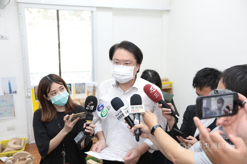 基隆市長林右昌(左2)12日上午前往幼兒園衛教宣導時接受媒體聯訪表示,各項防疫相關措施都要提升到最高等級,已下令市府即刻做好異地辦公與局處分組辦公的準備。(基隆市政府提供)中央社記者王朝鈺傳真 110年5月12日