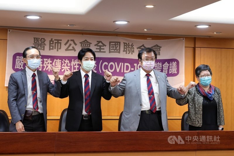 疫情嚴峻,副總統賴清德(左2)12日呼籲民眾團結防疫、不必恐慌,遵守中央疫情指揮中心的指揮。(總統府提供)中央社記者謝佳珍傳真 110年5月12日