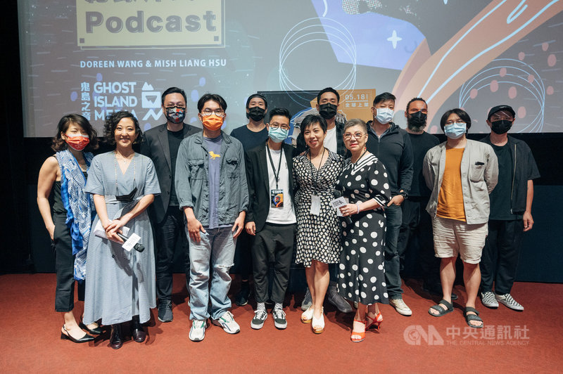 Podcast平台「鬼島之音」推出台灣首部紀錄片式Podcast「一年的告白」,11日在台北華山舉辦口碑試映會,主角Mish(前右)和Doreen(前右2)母女出席。(鬼島之音提供)中央社記者葉冠吟傳真 110年5月12日