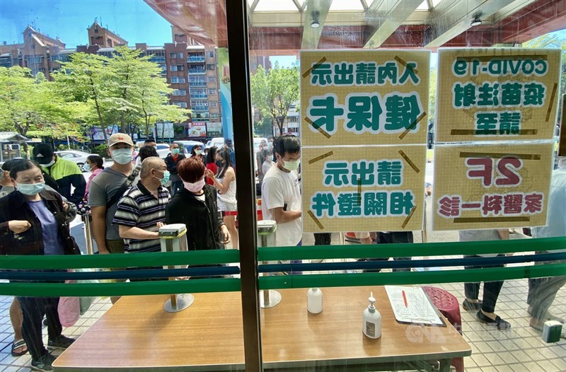 衛生福利部宣布今年與明年醫院評鑑停辦,讓各醫院專注防疫。圖為高雄小港醫院強化入院管控,到院民眾需出示健保卡等相關證件,並配合戴口罩、量測體溫等。中央社記者董俊志攝 110年5月12日