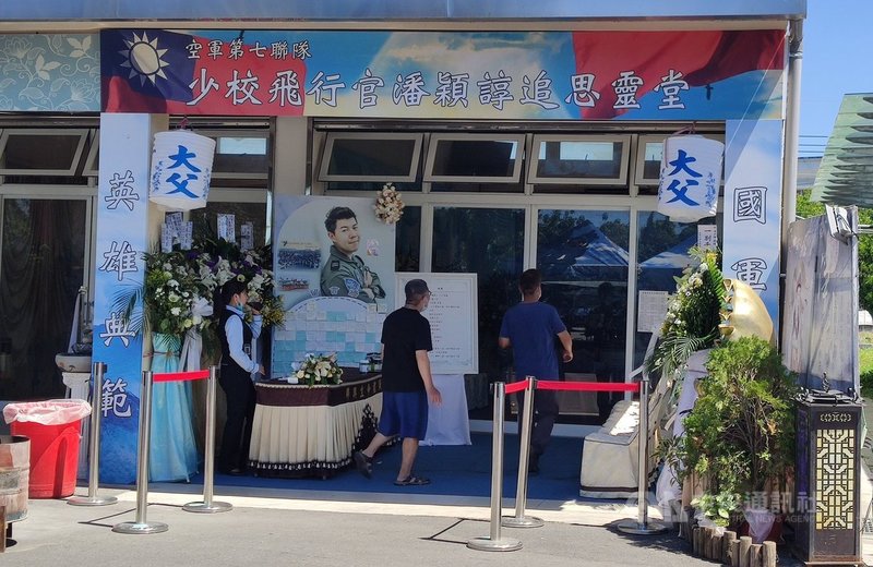 3月間因戰機失事殉職的空軍台東志航基地飛官潘穎諄,將於5月16日在志航基地舉行公祭,頒發褒揚令和追晉空軍少校,目前靈堂設於台東市殯葬園區,供各界弔唁。中央社記者盧太城台東攝 110年5月12日
