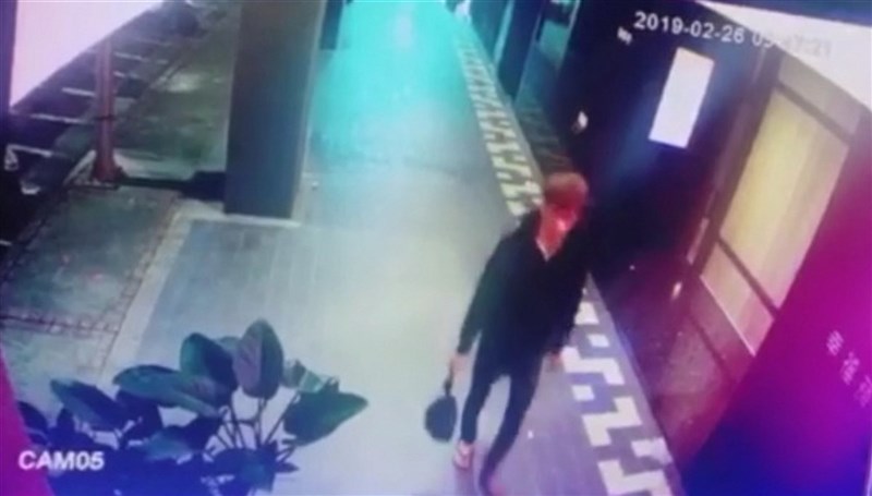 一對新加坡情侶涉嫌在台灣棄嬰後返回新加坡,新加坡警方11日證實兩人已遭逮捕。圖為2019年2月26日監視器畫面錄下涉嫌丟棄嬰屍的男子,當時右手拎著黑色塑膠袋。(翻攝畫面)中央社記者黃旭昇新北傳真 108年3月1日