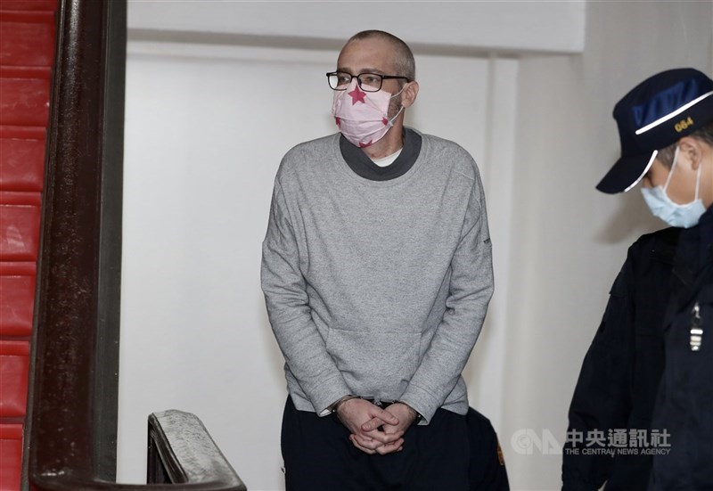 擁有以色列、美國雙重國籍的男子孫武生(左)107年夥同友人殺害加拿大籍好友顏柏萊,並將對方分屍。圖為1月13日高等法院提訊孫武生到庭聆判。(中央社檔案照片)