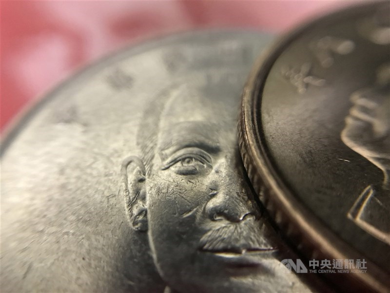 國內疫情升溫,投資人信心潰堤,台股開盤後跌幅一路擴大,隨著外資擴大匯出,新台幣也貶回28字頭,最低觸及28.025元。(中央社檔案照片)