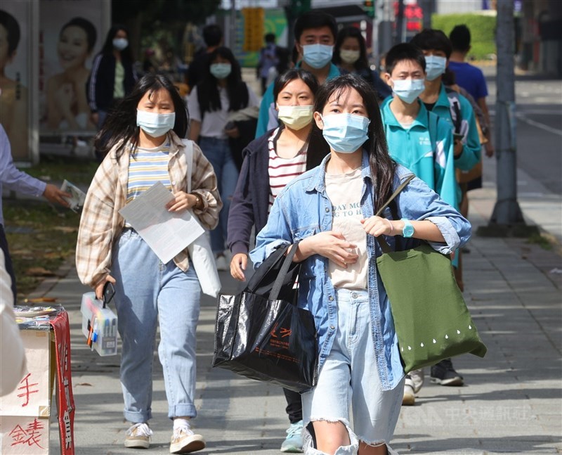 為防堵疫情擴散,各地方政府祭出多項新措施,希望一同度過疫情新挑戰。(中央社檔案照片)