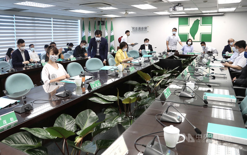 疫情升溫,民進黨12日舉行中常會,總統兼民進黨主席蔡英文出席,中常委也採梅花座,保持社交距離。中央社記者張皓安攝 110年5月12日