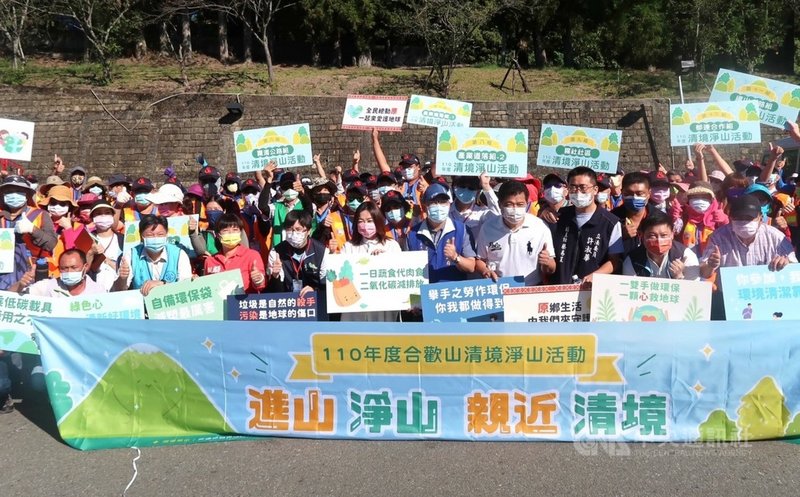 「合歡山清境淨山」活動12日登場,志工雖都在戶外撿垃圾,但為配合防疫,口罩仍戴好戴滿。(立法委員馬文君團隊提供)中央社記者蕭博陽南投縣傳真 110年5月12日