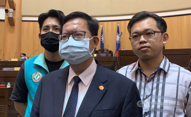 中央流行疫情指揮中心指揮官陳時中說疫情嚴峻，可能進入第三級警戒。桃園市長鄭文燦（中）12日上午受訪表示，一旦進入第三級警戒，市府會執行分組、居家辦公，目前已請局處進行規劃，後續也將演練。中央社記者葉臻攝 110年5月12日
