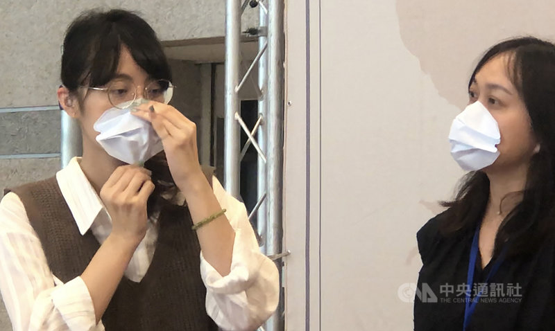 弘光科大設置「自動化口罩生產實驗室」,美斯潔公司提供專利技術,採用特殊膠製作口罩,口罩可直接黏貼在臉上,改善傳統耳掛式口罩久戴不適。中央社記者趙麗妍攝 110年5月12日