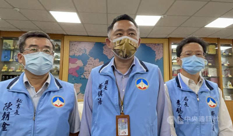 台灣社區出現感染源不明的本土病例,匡列的居家隔離者有2人11日赴金門旅遊,但2人一度失聯。金門縣長楊鎮浯(中)12日表示,失聯兩人讓相關單位花了很多人力及時間尋找,且過程中相關人員疑有妨礙疫調行為,已請衛生局就事實評估,若有惡意隱匿等情事,相關對象請從嚴、從重裁罰,以儆效尤。(金門縣政府提供)中央社 110年5月12日