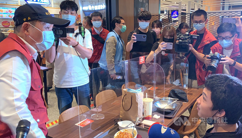 國內疫情持續升溫,全台進入第2級警戒狀態,新北市長侯友宜(左)12日下午臨時新增行程到五股、新莊百貨商場視察防疫情形,不忘提醒美食街用餐客人做好防疫。中央社記者沈佩瑤攝 110年5月12日