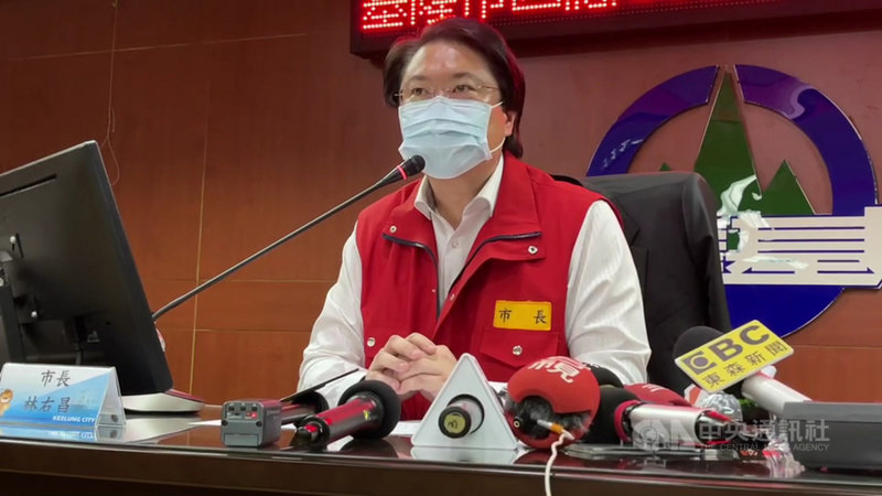中央流行疫情指揮中心宣布基隆新增1名確診個案,感染源待釐清。市長林右昌(圖)12日下午召開疫情應變會議後,宣布加強防疫措施,若疫情擴大,不排除八大場所停止營業。中央社記者王朝鈺攝 110年5月12日