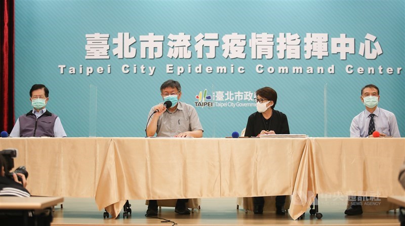 中央流行疫情指揮中心12日宣布北市萬華區有2例本土確診個案。台北市長柯文哲(左2)召開防疫因應記者會,宣布北市啟動準第3階段防疫措施,副市長黃珊珊(右2)等人出席。中央社記者張新偉攝 110年5月12日
