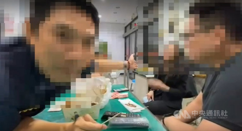 高雄市前金分駐所日前受理民眾報案遺失物,發生員警和外貌神似女星報案人玩猜年齡遊戲,還全程自拍並將警用行動電腦交對方使用。警方嚴懲違反警紀員警,所長、副所長也連坐申誡,嚴禁類似情事發生。(讀者提供)中央社記者王淑芬傳真 110年5月12日