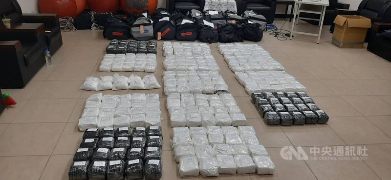 橋頭地檢署日前接獲國際情資疑有販毒集團利用海運走私毒品通過台灣領海,檢警及海巡等單位組專案小組聯手緝毒,於3月間在興達港外海蒙古籍油輪查獲愷他命280公斤,並將該油輪上外籍船長及船員共12人帶回偵辦。(海巡署偵防分署提供)中央社記者王淑芬傳真 110年5月12日