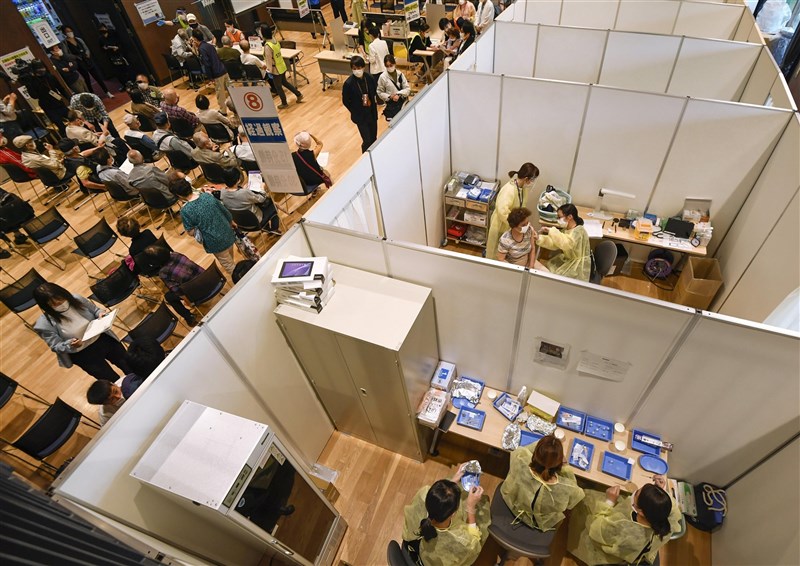 數據顯示,日本至少接種過一劑疫苗的民眾比例僅占2.4%,在全世界196國當中排名129名。圖為神戶接種場所。(共同社)