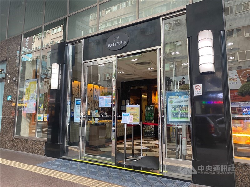 新北市長侯友宜12日表示,因疫情升溫,即日起關閉KTV等八大特殊娛樂業,及網咖、電子遊戲場、公有文化場館、圖書館、活動中心、國民運動中心。圖為錢櫃KTV永和樂華店入口已圍起紅龍。中央社記者簡莉庭攝 110年5月12日