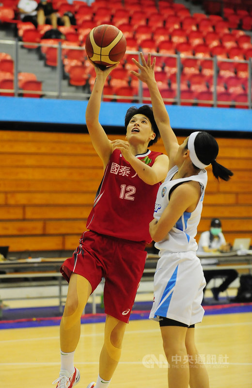 第16屆WSBL女子超級籃球聯賽,國泰人壽12日以91比68 擊敗台灣電力,其中國泰林育庭(左)繳出全隊最高17 分,助隊以12戰全勝之姿迎接冠軍賽。(中華民國籃球協會提供)中央社記者黃巧雯傳真 110年5月12日