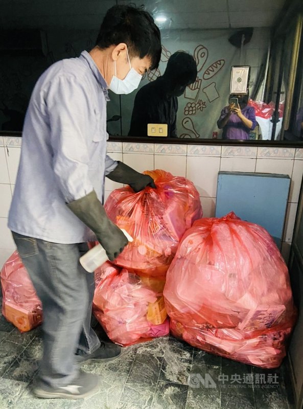 高雄市加強防疫,對於居家檢疫、隔離者排出垃圾也會和一般家戶垃圾區隔處理。(高市府環保局提供)中央社記者王淑芬傳真 110年5月12日