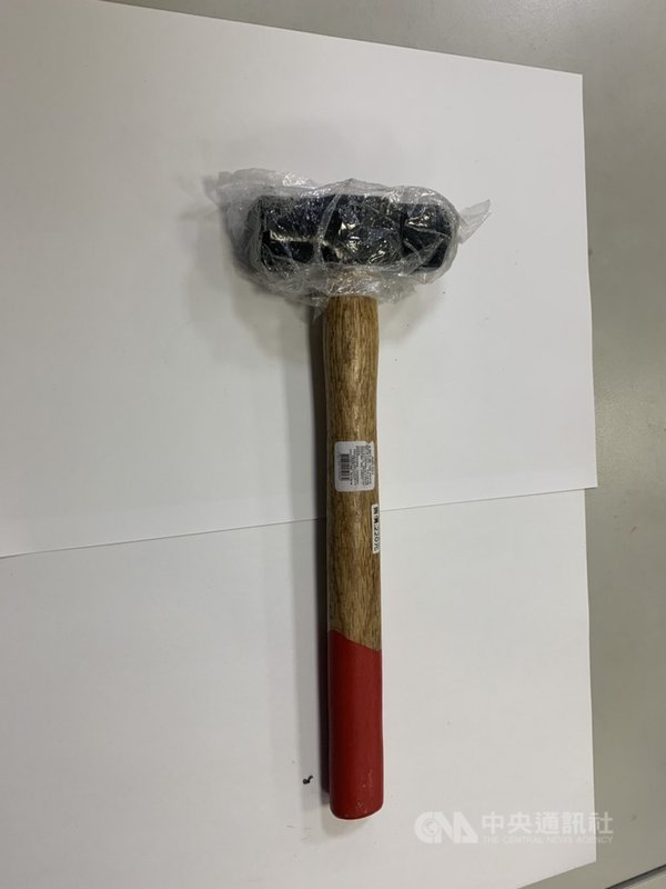 高市董姓員警11日晚6時多在指揮交通時,一名男子突然從後持榔頭攻擊董員後腦勺造成撕裂傷。圖為男子犯案兇器。(高市三民二分局提供)中央社記者洪學廣傳真110年5月11日